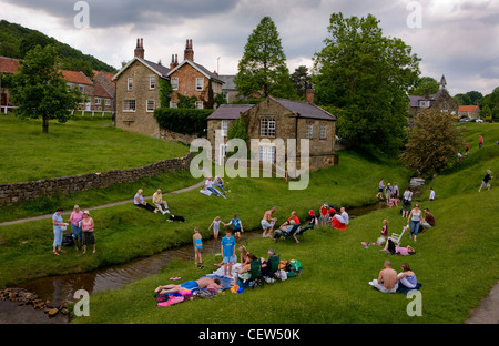 Hutton-Le-Loch, malerisches Dorf am Yorkshire Moor, England, UK. Sommergäste am Bach. Stockfoto