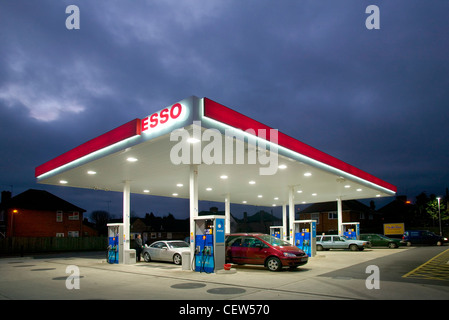 Esso Garage Vorplatz in der Abenddämmerung mit Autos Stockfoto