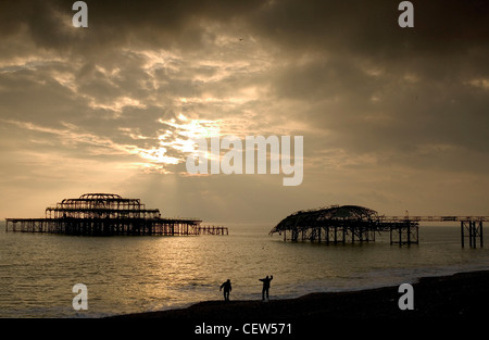 Brighton Meer bei Sonnenuntergang mit dem eingestürzten Pier im Hintergrund Stockfoto