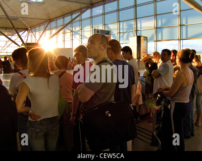 Reisende warten auf ihr Gepäck in Stansted Flughafen, Essex Stockfoto