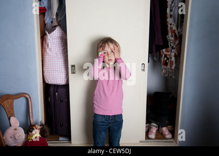 Kind auf der Suche erbittert stehen in ihrem Schlafzimmer Stockfoto