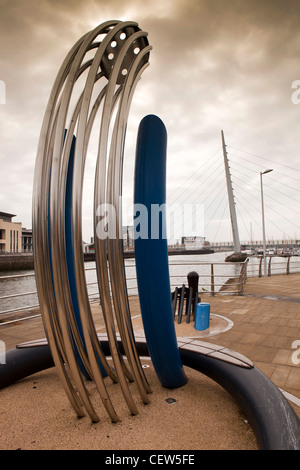 Großbritannien, Wales, Swansea, Seeviertel, am Flussufer Skulptur auf Pfad zwischen Flusses Tawe und Sainsbury-Parkplatz Stockfoto