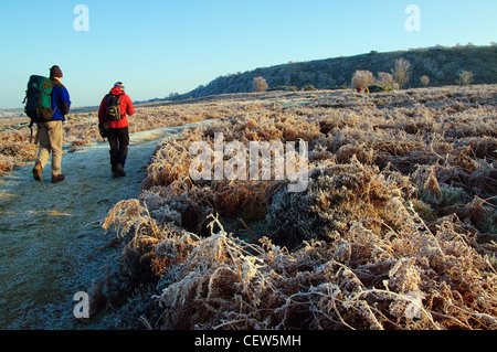 Wanderer an einem frostigen Morgen auf Clougha Hecht im Wald von Bowland, Lancashire, England Stockfoto