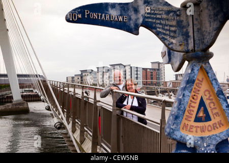 Großbritannien, Wales, Swansea, Besucher auf Sailbridge über Flusses Tawe, Seeviertel SA1 Entwicklung verknüpfen Stockfoto