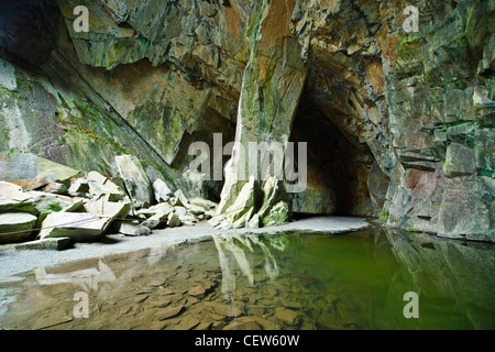 Die große Höhle Kathedrale Steinbruch am Tilberthwaite, Lake District Stockfoto