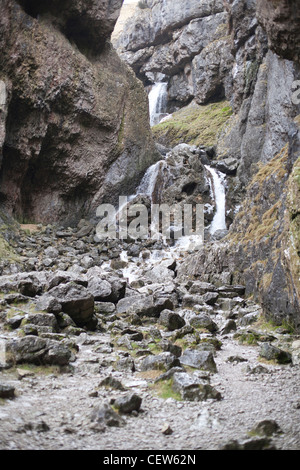 Der Wasserfall am Gordale Beck an der Basis der Gordale Narbe in der Yorkshire Dales Stockfoto