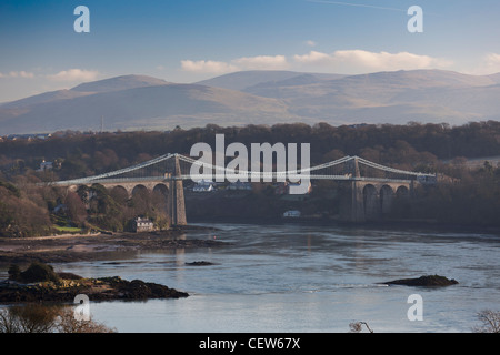 Die Menai Hängebrücke über die Menai Straits. Einer der beiden Brücken verbindet Insel Anglesey und North Wales Stockfoto