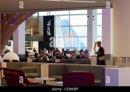 Menschen ruht in Kaffee-Bar in Auckland International Airport, Auckland, Neuseeland. Stockfoto