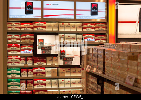 Marlboro Zigarettenpackungen in Tabak-Shop am Dubai International Airport, Dubai, Vereinigte Arabische Emirate. Stockfoto