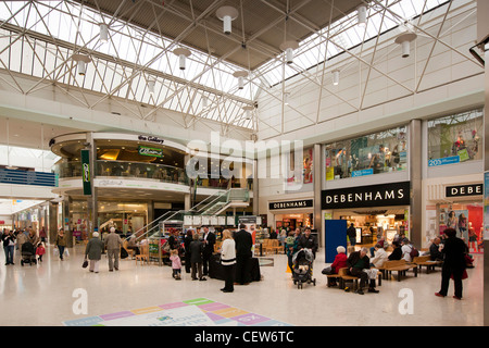 Großbritannien, Wales, Swansea, Shopper im Inneren Quadranten Einkaufszentrum am Eingang Debenhams Speicher Stockfoto