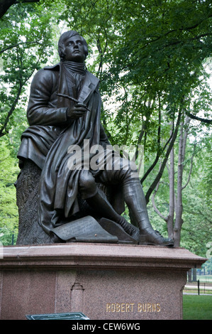 Eine Bronzestatue von Robert Burns (1759-1796) im Schatten von Bäumen auf der Mall in Central Park in New York City, USA Stockfoto