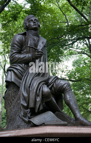 Eine Bronzestatue von Robert Burns (1759-1796) im Schatten von Bäumen auf der Mall in Central Park in New York City, USA Stockfoto