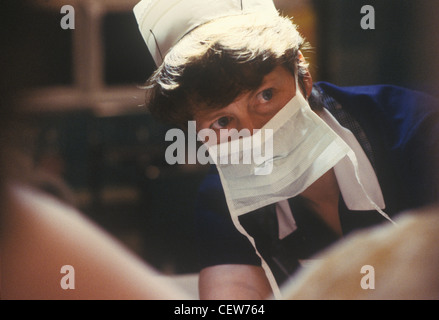 Gebärende Frau. NHS-Hebamme der 1980er Jahre in der Geburtshilfe aus mütterlicher Sicht. St Georges Hospital South London 1980er Jahre 1985 HOMER SYKES Stockfoto