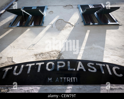 "Tuttoplastic" shop Zeichen in Lucca, Toskana, Italien. Stockfoto
