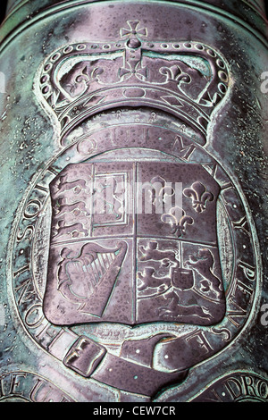 Detail der alten Canon mit Krone, Symbole und Phrase "Honi Soit Qui Mal y Pense". Gibraltar. Stockfoto