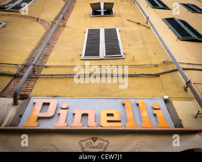 'Pinelli' shop Zeichen in Lucca, Toskana, Italien. Stockfoto