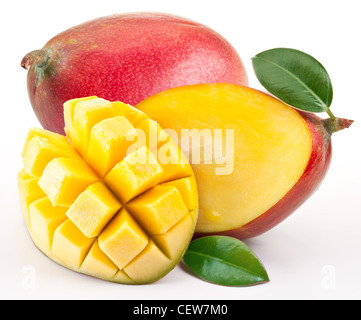 Mango mit Scheiben auf einem weißen Hintergrund. Stockfoto