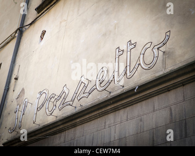 "Il Pozzetto" shop Zeichen in Lucca, Toskana, Italien. Stockfoto