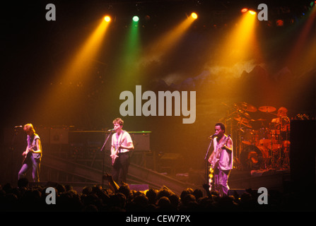 Big Country auf Tour Schottland Stuart Adamson Leadsänger im Zentrum der Bühne. 1980er Jahre Glasgow, Großbritannien HOMER SYKES Stockfoto