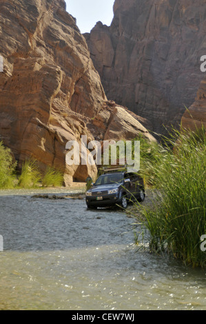 4 x 4 Suv fahren durch einen Fluss in einer Wüste Schlucht Stockfoto