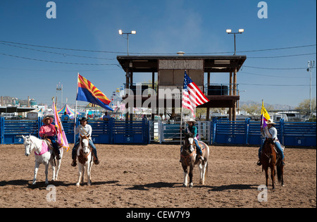 Verkauft, Arizona - Eröffnungsfeier in der Master-Klasse (ab 40 Jahren) der Tohono O' odham Nation alle indischen Rodeo. Stockfoto