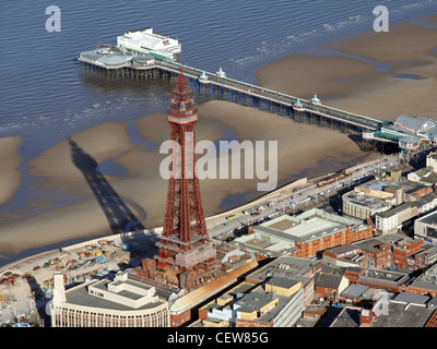 Luftbild des Blackpool Tower & des Central Pier mit Strandpromenade Stockfoto