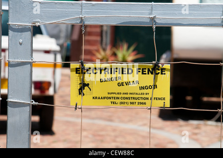 Warnschild am Elektrozaun Stockfoto