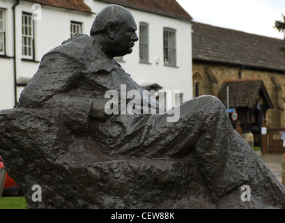 Die beeindruckende Statue von Sir Winston Churchill auf dem Dorfplatz in Westerham, Kent, England, in der Nähe seines Hauses in Chartwell. Stockfoto