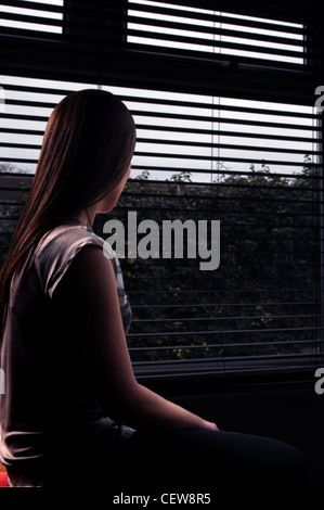 Wenn eine Frau aus einem Fenster hinten Sie Ansicht von. Stockfoto