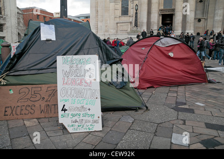 Einen Überblick über die besetzen London-Protest vor dem St. Pauls Cathedral, London Ende Februar 2012. Stockfoto