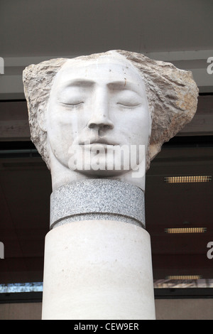 Nahaufnahme von Emily Young-Skulptur "Angel III'(2003), Kirchhof St. Pauls Kathedrale, London, UK. Stockfoto