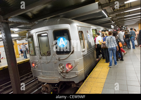 Die Menschen an Bord der ein Zug New Yorker U-Bahn Line, New York City, USA Stockfoto
