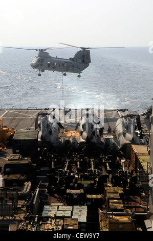 GOLF VON THAILAND (20. Februar 2012)- EIN CH-46 Sea Knight legt Ladung auf das Flugdeck des vorwärtseingesetzten amphibischen Hafenlandeschiffes USS Germantown (LSD 42) während einer Nachschub auf See mit USNS Tippecanoe (T-AO-199) ab. Germantown, mit eingeschifften Elementen der 31. Marine Expeditionary Unit (31. MEU), ist derzeit im Gange, nachdem sie an der Übung Cobra Gold 2012 teilgenommen hat, einer jährlichen gemeinsamen und multinationalen Übung, die von Thai-USA gemeinsam gesponsert wurde, um die Sicherheit in der gesamten asiatisch-pazifischen Region zu verbessern und die Interoperabilität mit den teilnehmenden Nationen zu verbessern. Stockfoto