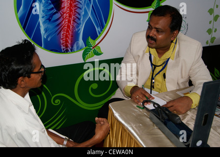 Arzt Beratung des Patienten. Szene aus Kerala, Indien Stockfoto