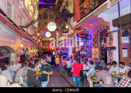 Bars auf Nevizade Sokak, Beyoglu, Istanbul, Türkei Stockfoto