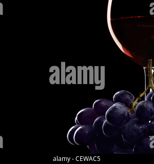 Stillleben mit Glas Rotwein und Trauben Stockfoto