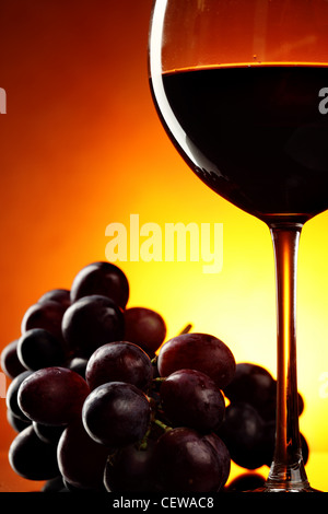 Stillleben mit jede Menge Trauben und Rotwein Stockfoto