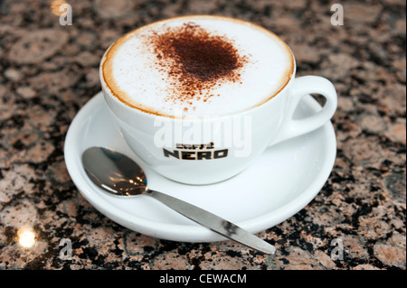 Tasse Cappuccino Kaffee im Caffe Nero, England, UK Stockfoto