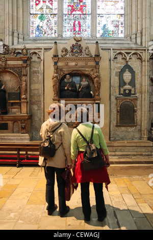 Touristen, die gerne an Schreinen von Tudor Zeiten im York Minster, York, England. Stockfoto