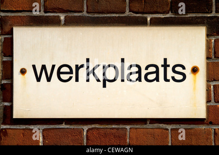 Schild für einen Workshop an der Mauer hängen Stockfoto