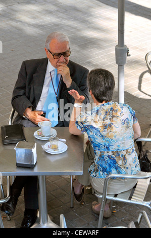 Mann Frau Barcelona Spanien Europa Katalonien im Freien zu Speisen Stockfoto