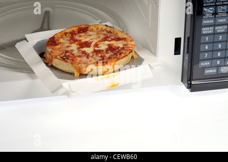 Mikrowelle single Deep Dish Pizza mit Salami Richtfest in Mikrowelle zubereitet Stockfoto