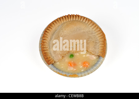 Gekochte Chicken Pot Pie mit Stück der oberen Kruste in Aluminium Zinn auf weißem Hintergrund entfernt ausschneiden. Stockfoto