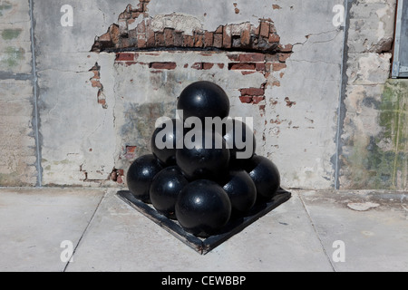 Alten Kanonenkugeln im Fort Zachary Taylor, Key West, Florida, USA Stockfoto