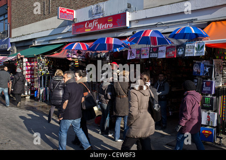 Käufer an der Camden High Street in London Stockfoto