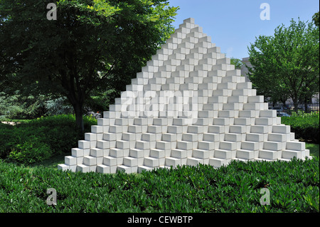 Vierseitige Pyramide von Sol LeWitt im Smithsonian Skulpturengarten auf der Mall Washington DC USA Stockfoto