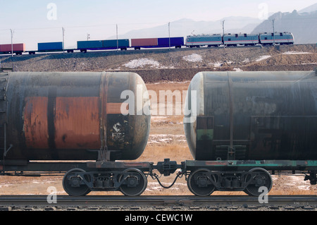 Güterzug mit Container und tanks Stockfoto