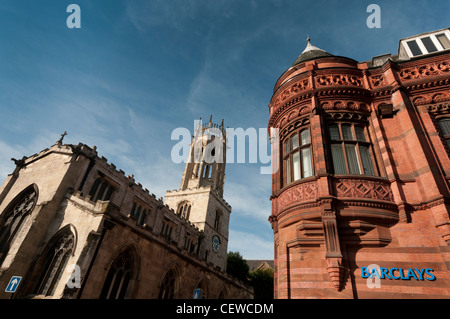 Barclays Bank Gebäude Parlament Street York und The Parish und Gilde Kirche von allen Heiligen Pflaster. Zentrum von York. Stockfoto