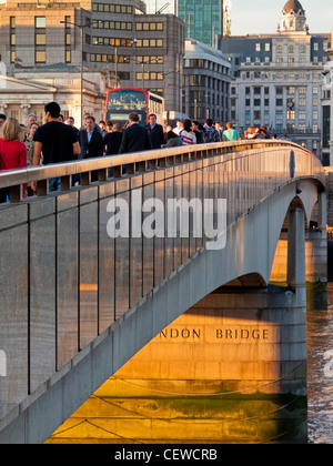 Rush Hour Pendler über London Brücke über den Fluss Themse in London England UK Stockfoto