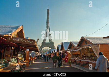 Paris, Frankreich. Christmas Shopping in einem Markt von Chalets unter dem Eiffelturm. Stockfoto